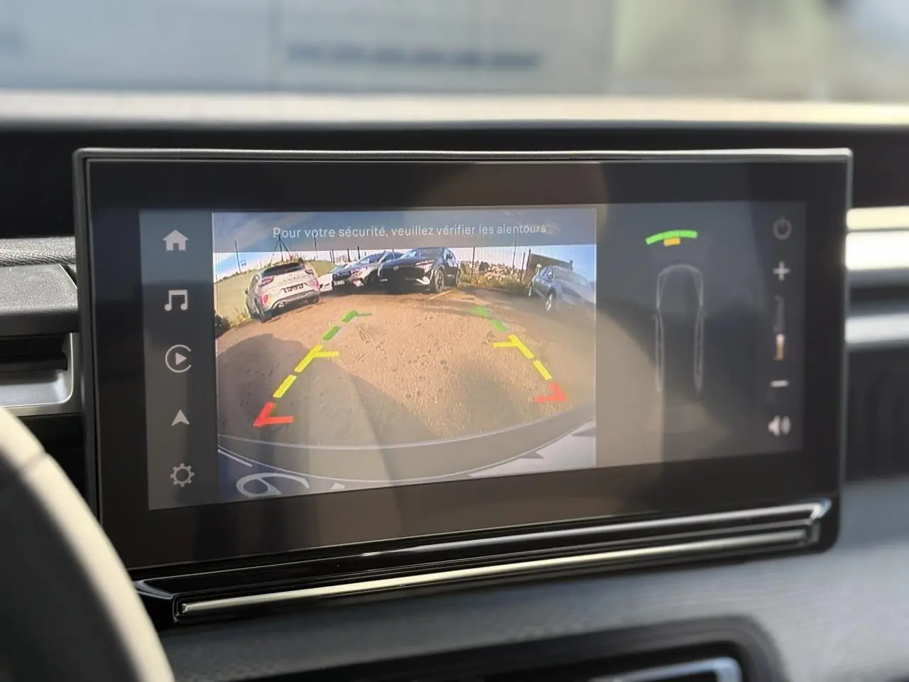 Écran tactile intérieur montrant la caméra de recul du Citroën C3 Aircross Hybrid bleu Monte Carlo avec toit noir.