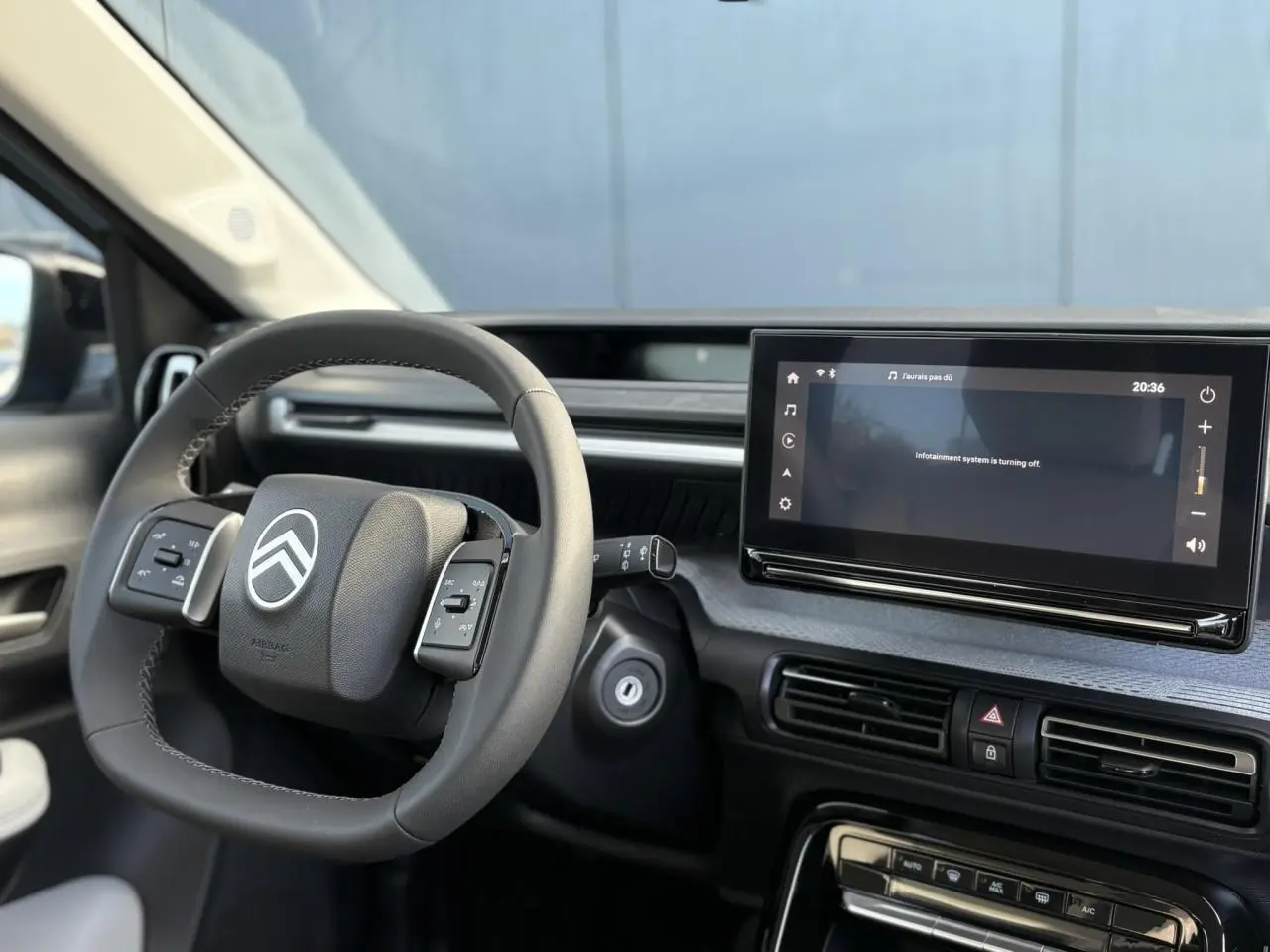 Vue intérieure du tableau de bord et volant multifonctions de la Citroën C3 Aircross Hybrid 2025 avec écran tactile et finitions gris sidérite.