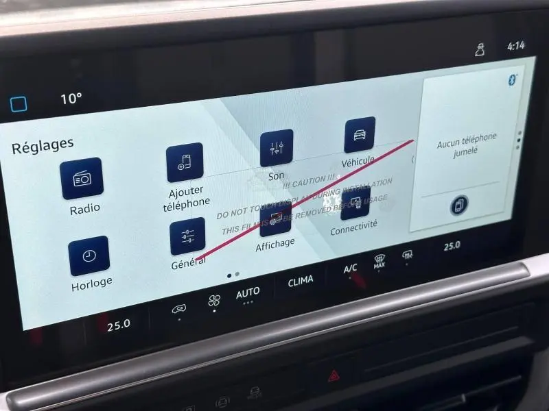 Vue rapprochée de l’écran tactile central du Volkswagen Transporter FGN 2025 affichant le menu Réglages.