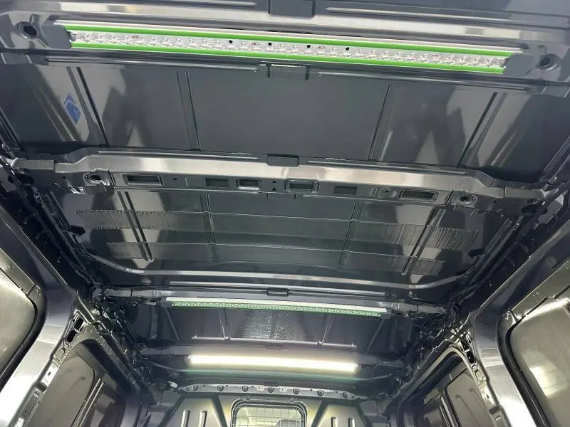 Vue intérieure du toit métallique gris du Volkswagen Transporter Procab 2025, montrant la cloison et l'éclairage LED.