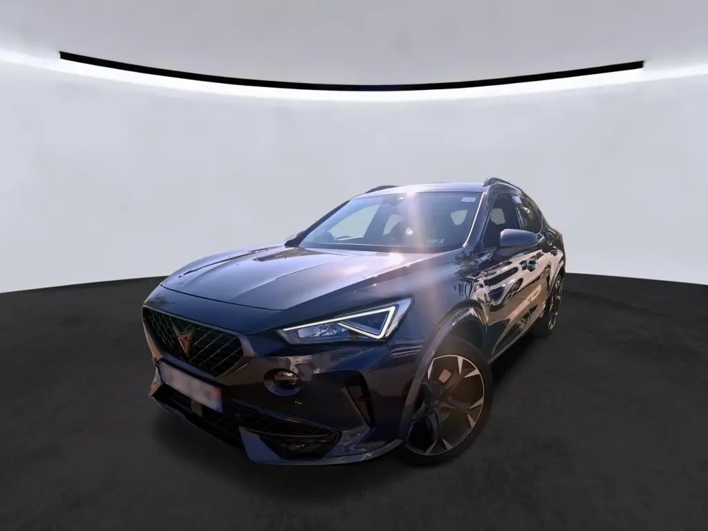 Vue 3/4 avant droit d'un CUPRA Formentor gris 2023, avec phares LED et jantes noires distinctives.