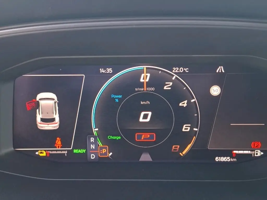 Tableau de bord numérique du CUPRA Formentor 1.4 e-Hybrid 2023, affichant vitesse zéro et porte ouverte côté gauche.