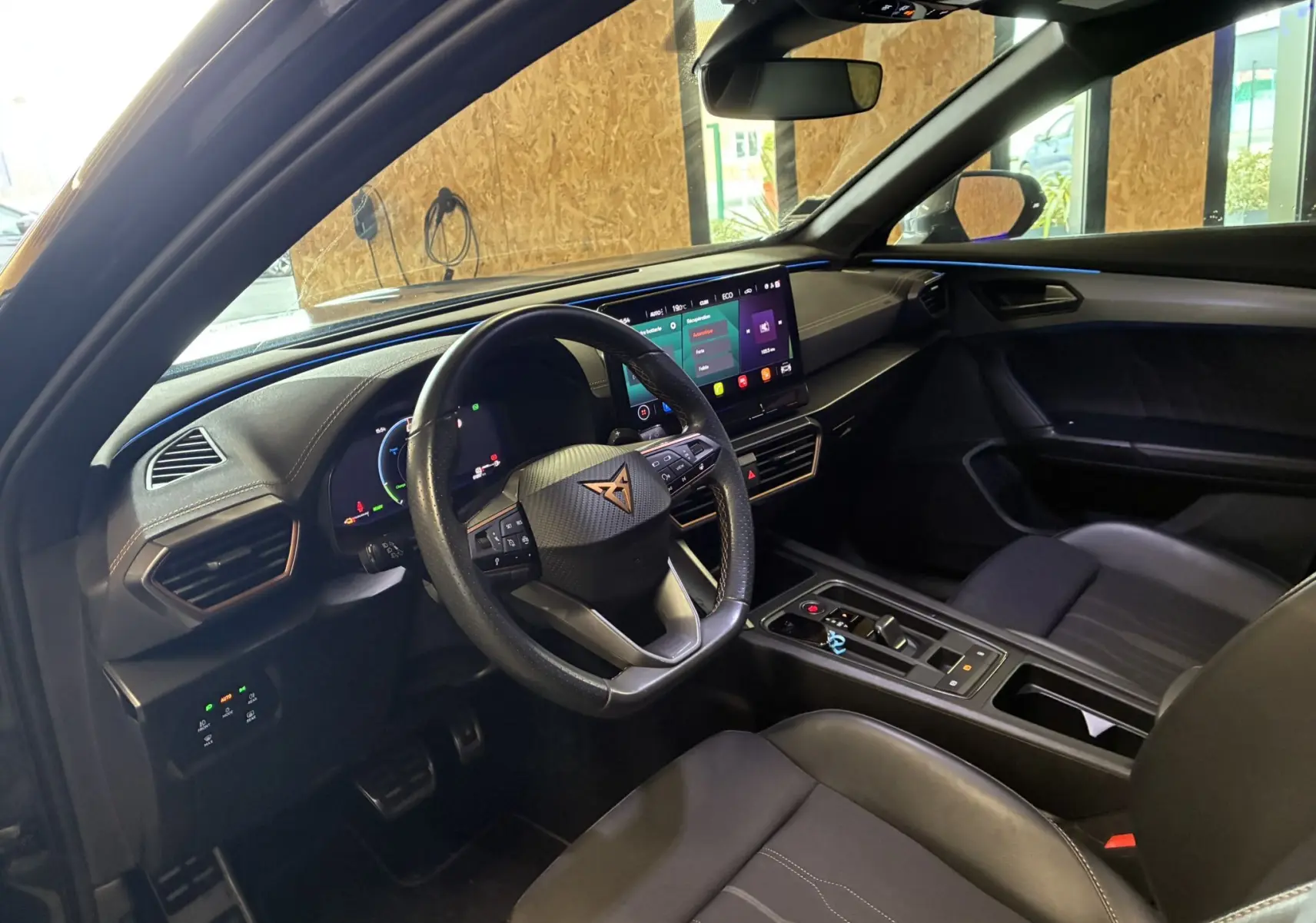 Vue intérieure côté conducteur du CUPRA Formentor gris 2023, avec volant cuir, écran tactile et ambiance moderne.