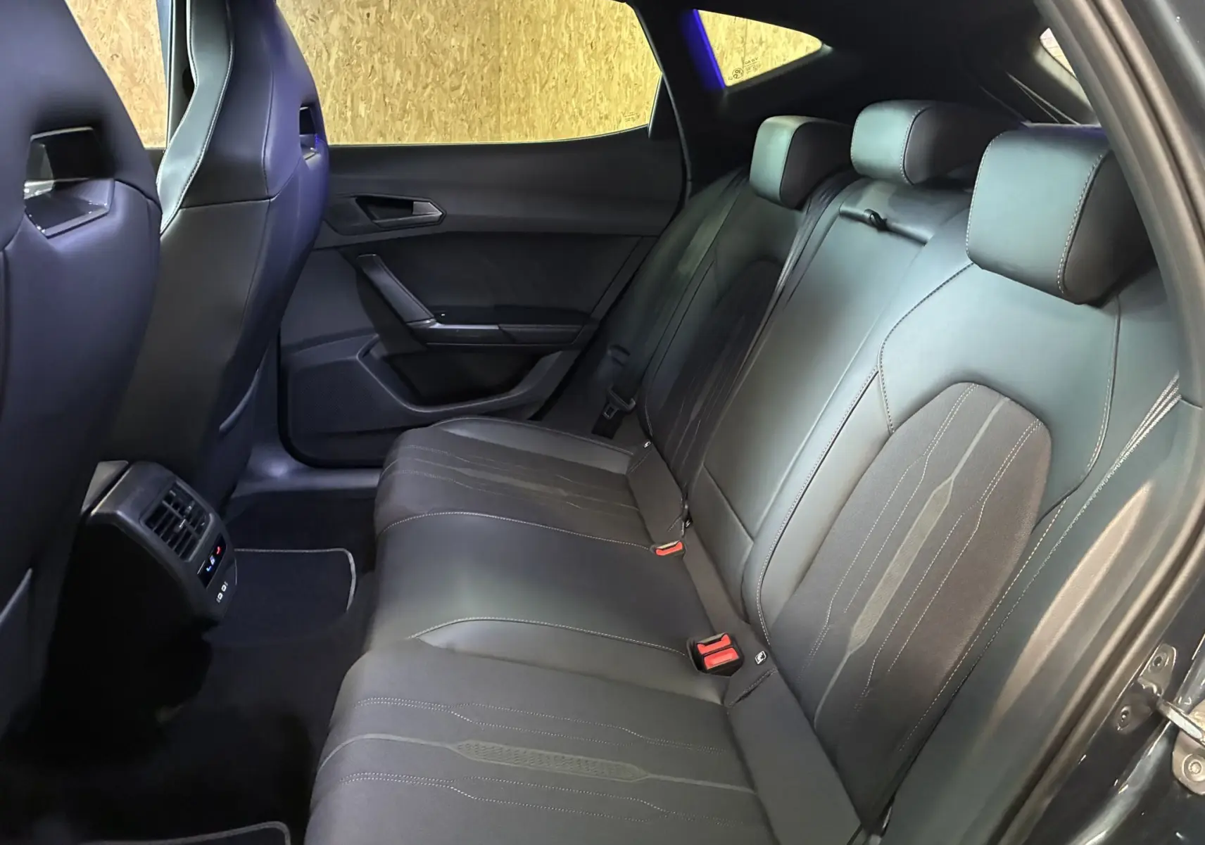 Vue intérieure côté droit sur la banquette arrière en cuir noir du CUPRA Formentor 1.4 e-Hybrid 2023 avec finitions soignées.