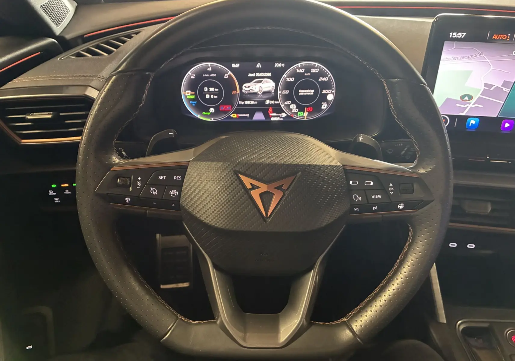 Vue intérieure centrée sur le volant cuir noir perforé et le cockpit numérique du CUPRA Formentor 1.4 e-Hybrid 2023.