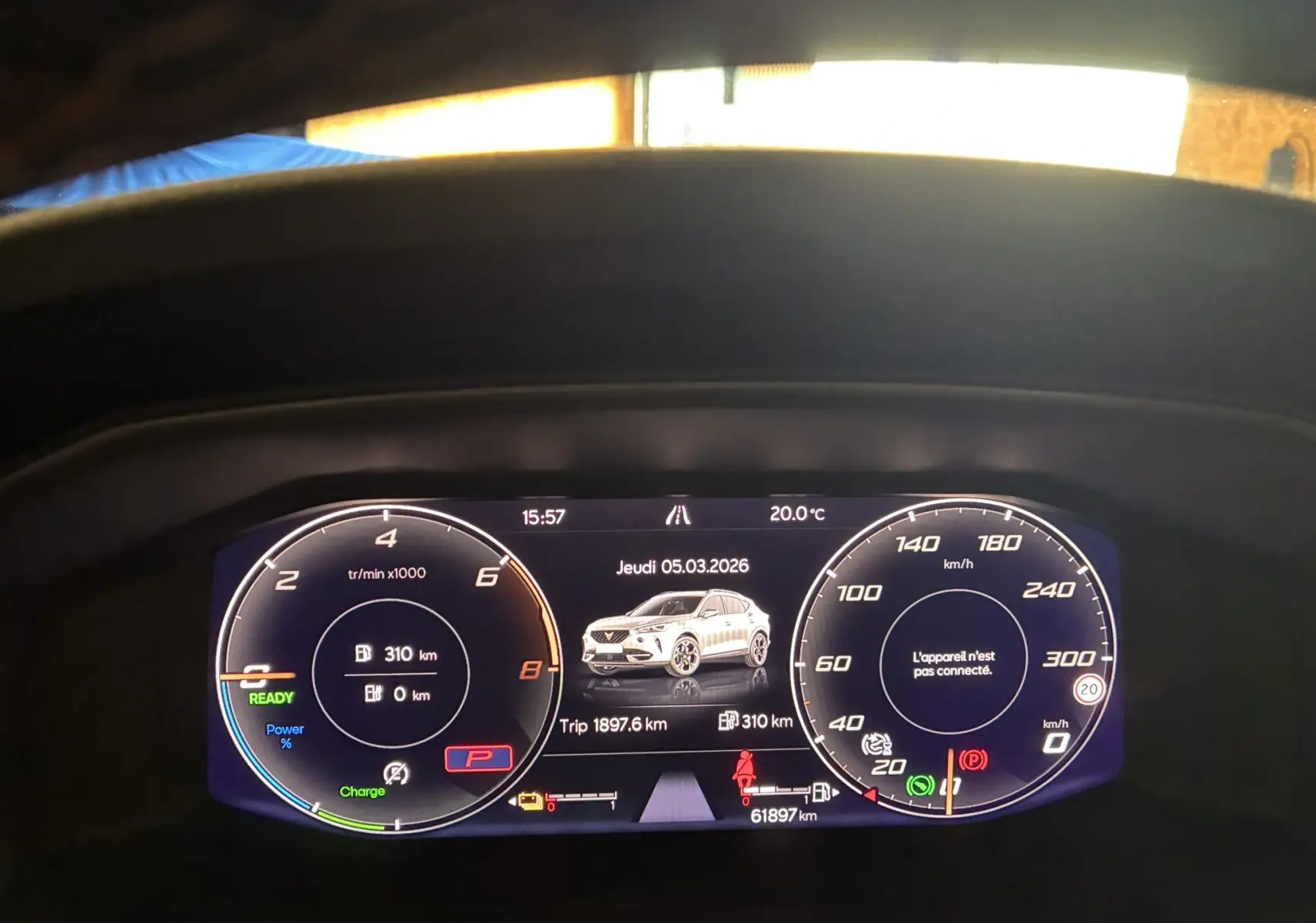 Tableau de bord numérique de la CUPRA Formentor gris, affichant compte-tours, vitesse et illustration du véhicule en vue de face.