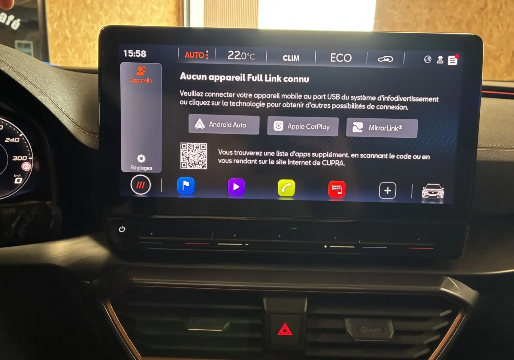 Écran tactile central du tableau de bord du CUPRA Formentor 1.4 e-Hybrid 2023 avec interface Android Auto et Apple CarPlay.