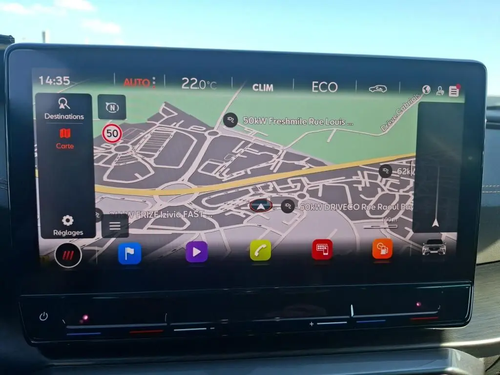 Écran tactile du système GPS du CUPRA Formentor 1.4 e-Hybrid 2023 affichant une carte de navigation en mode ECO.