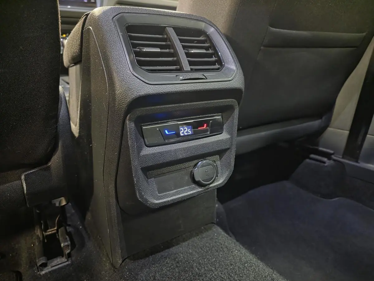 Détail de la console arrière avec ventilation et réglage de température à 22,5°C dans un Volkswagen Tiguan gris 2022.