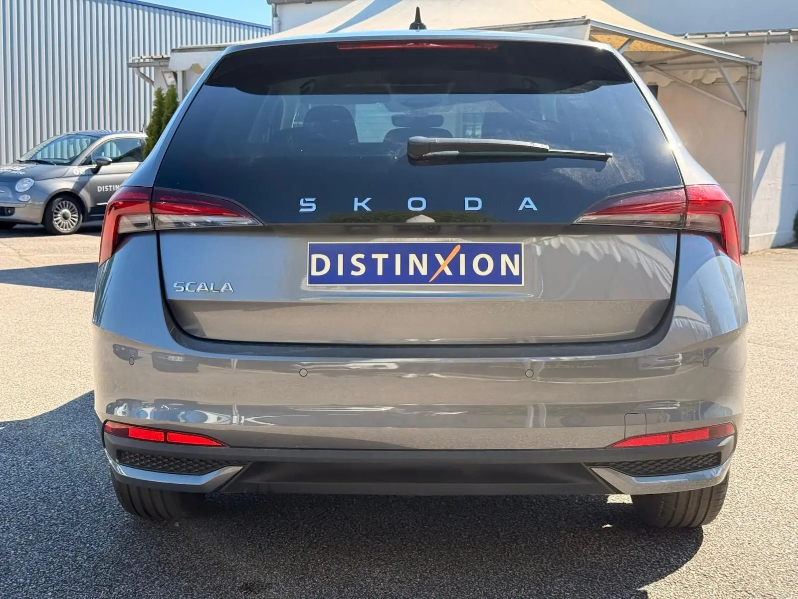 Vue arrière d'une Skoda Scala gris graphite 2025 avec feux arrière LED et logo distinctif sur le hayon.