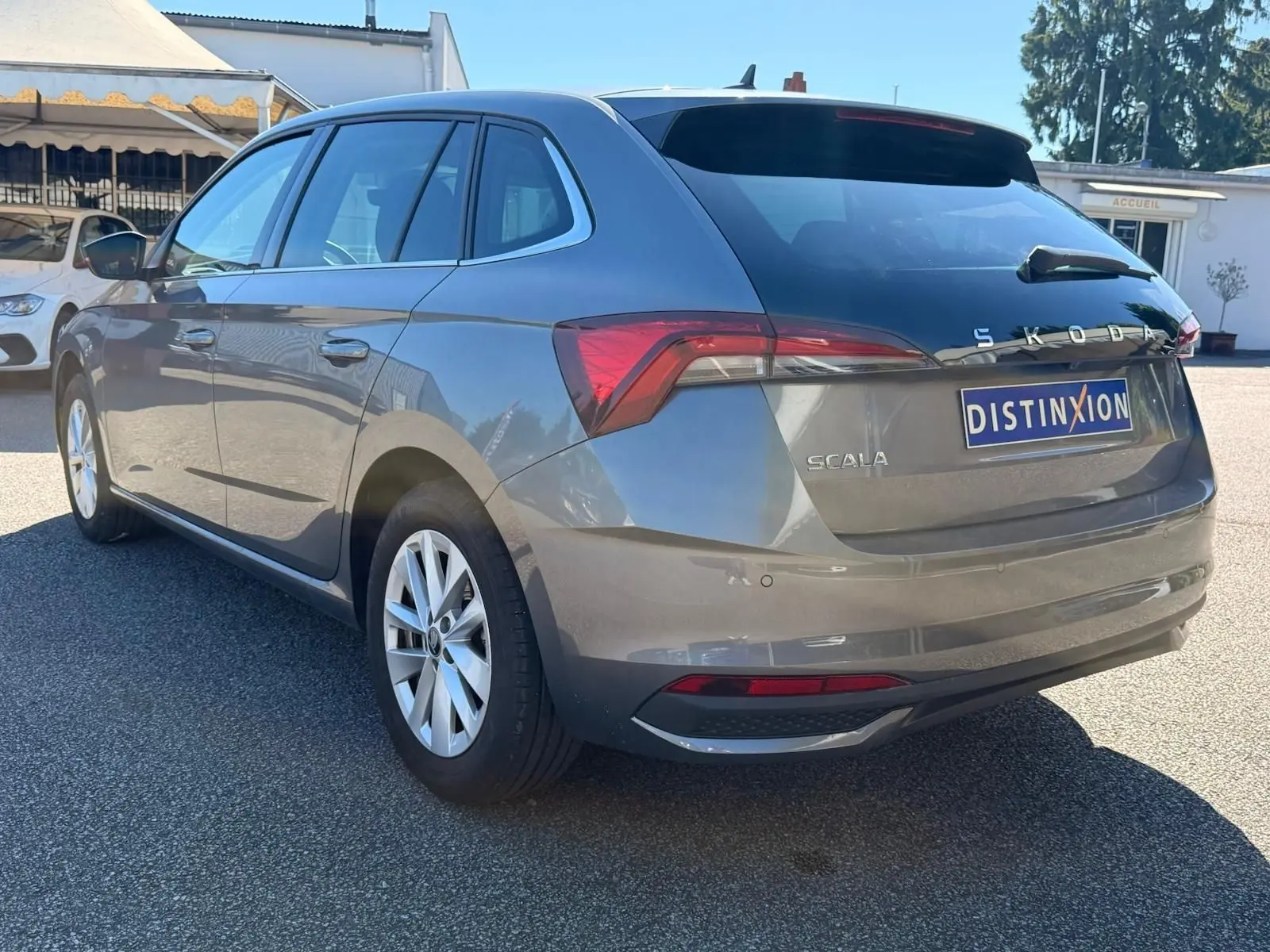 Vue 3/4 arrière droite d'une Skoda Scala gris graphite 2025 avec feux arrière LED et jantes alliage.