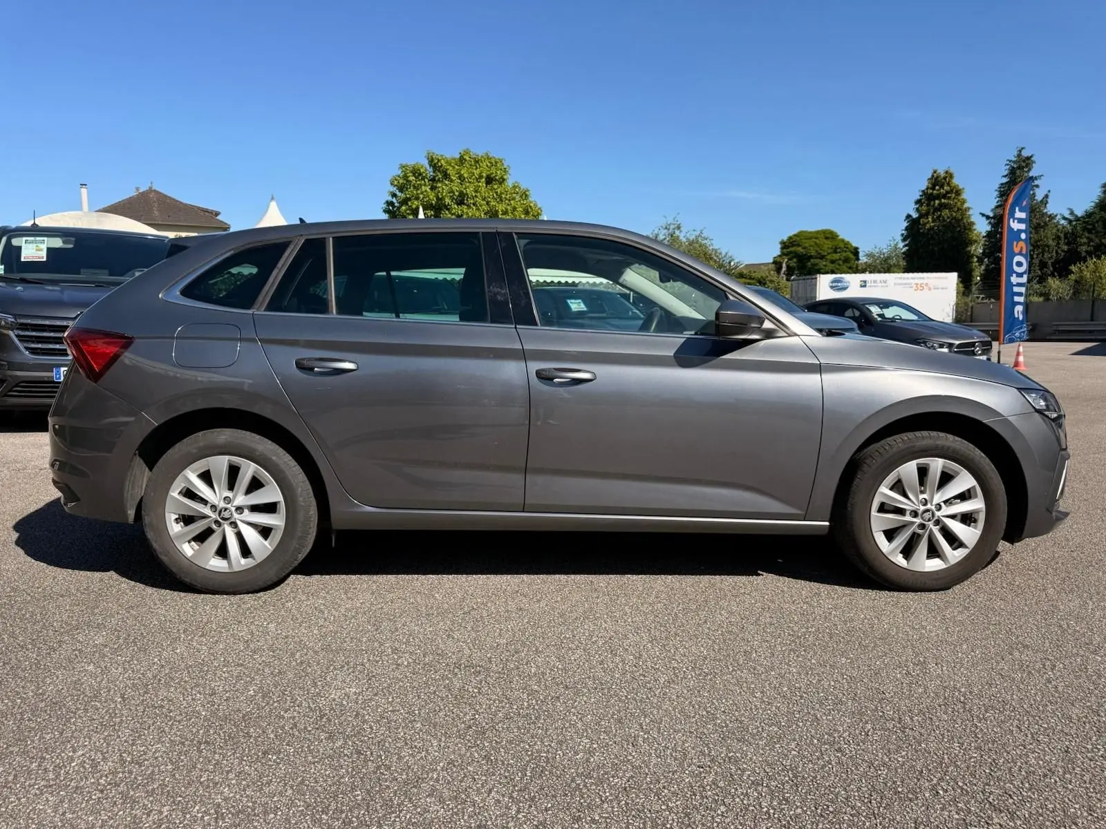 Vue latérale droite d'une Skoda Scala gris graphite 2025, soulignant ses lignes épurées et ses jantes alliage.