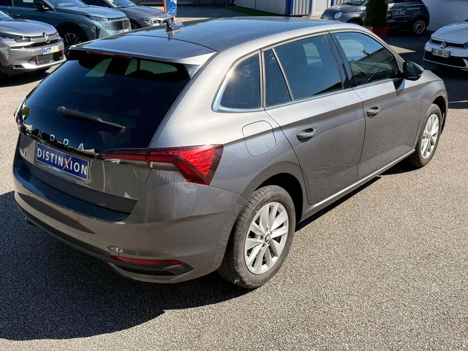 Vue 3/4 arrière droite d'une Skoda Scala gris graphite 2025 avec vitres teintées et jantes alliage.
