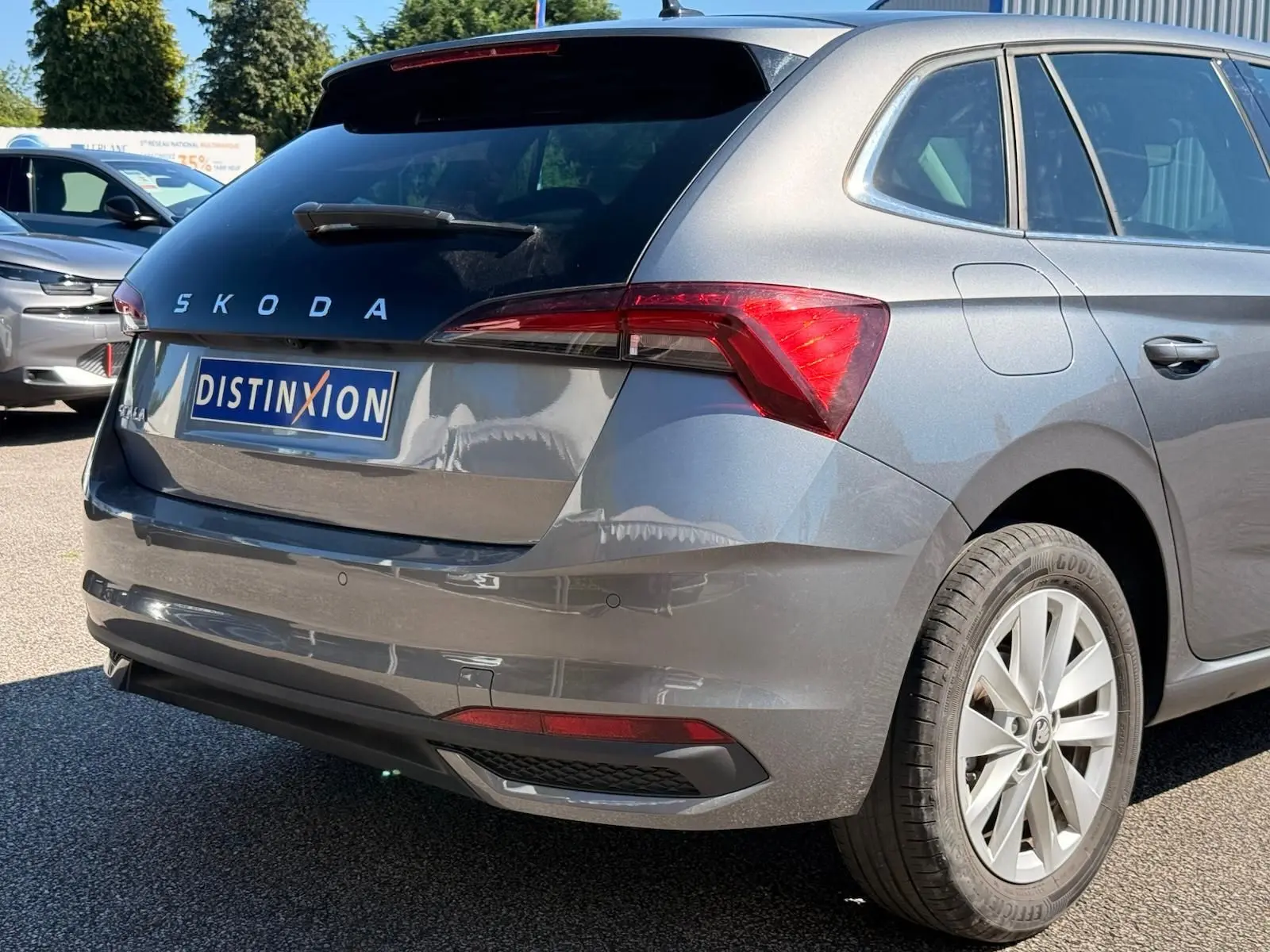 Vue 3/4 arrière droite d'une Skoda Scala gris graphite 2025 avec feux arrière LED et jantes alliage.