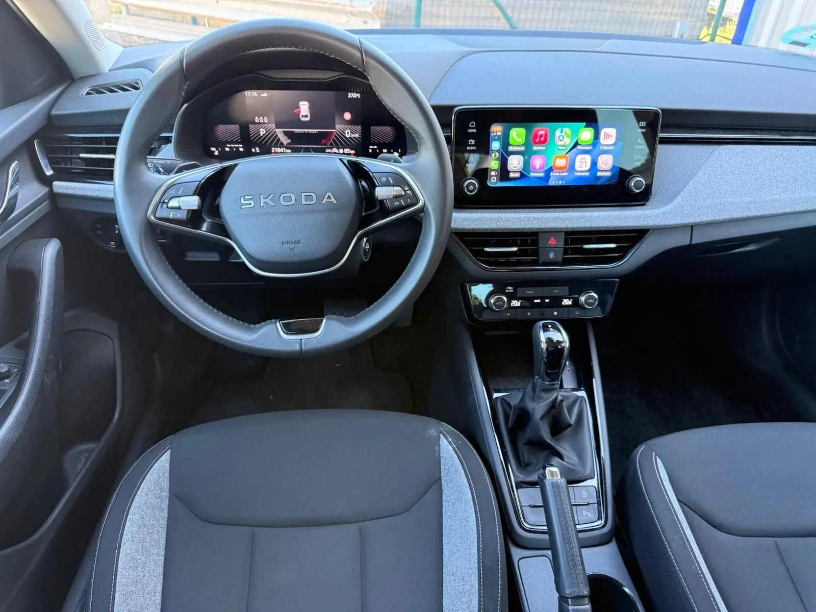 Intérieur avant de la Skoda Scala gris graphite 2025, vue centrée sur le volant multifonction et l'écran tactile moderne.