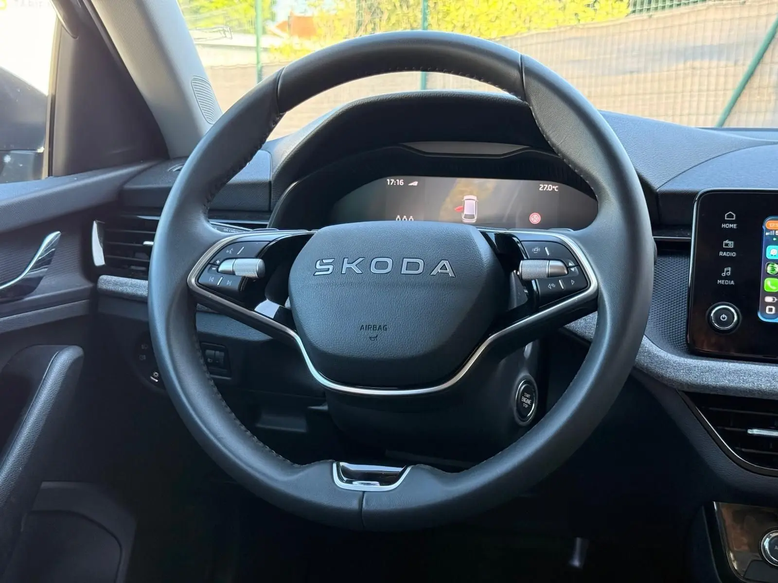 Vue rapprochée du volant noir de la Skoda Scala 2025 avec commandes intégrées et tableau de bord numérique.
