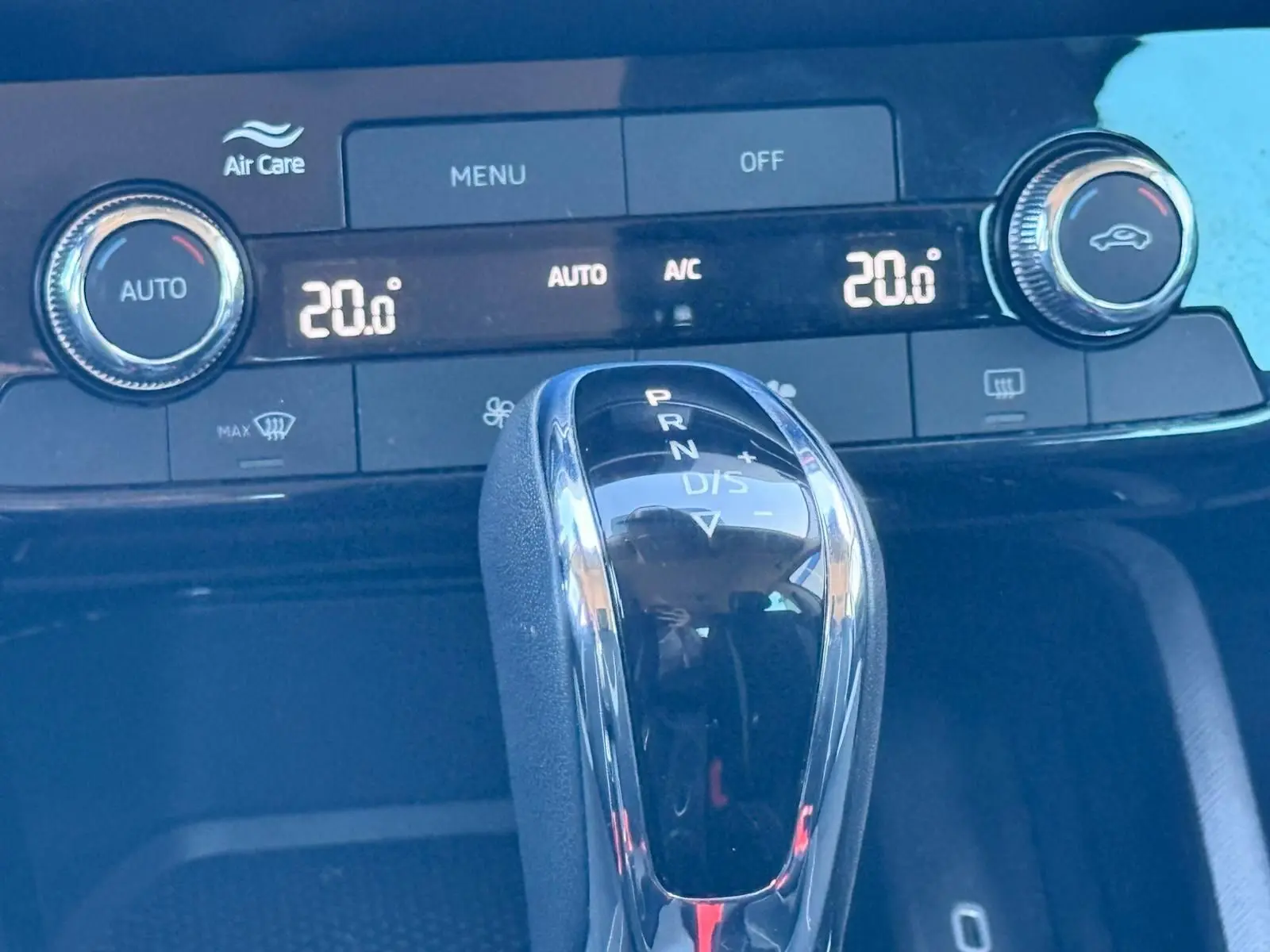 Le levier de vitesses automatique DSG7 de la Skoda Scala 2025 en gros plan avec affichage de la climatisation à 20°C.