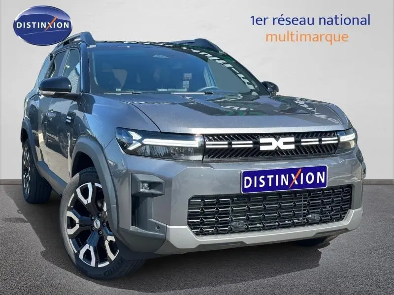 SUV Dacia Bigster gris schiste vu en 3/4 avant droit avec calandre lumineuse et jantes alu distinctives.
