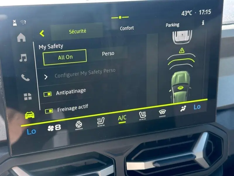 Écran tactile central du Dacia Bigster 2025 affichant les réglages de sécurité et climatisation en intérieur.