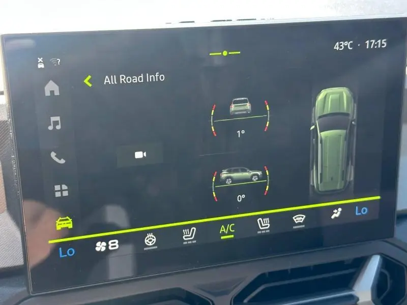 Écran tactile intérieur du Dacia Bigster 2025 gris schiste, affichant l'inclinaison et la vue 3D du véhicule.