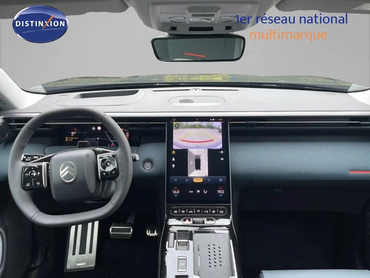 Vue intérieure avant du tableau de bord noir du Citroën C5 Aircross 2026 avec écran tactile central et volant multifonction.