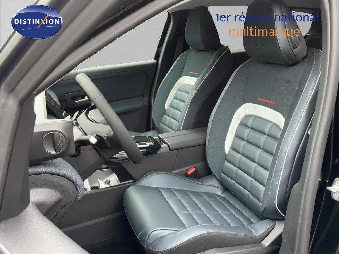 Vue intérieure côté conducteur du Citroën C5 Aircross 2026, sièges en cuir et tissu gris noir avec surpiqûres blanches.