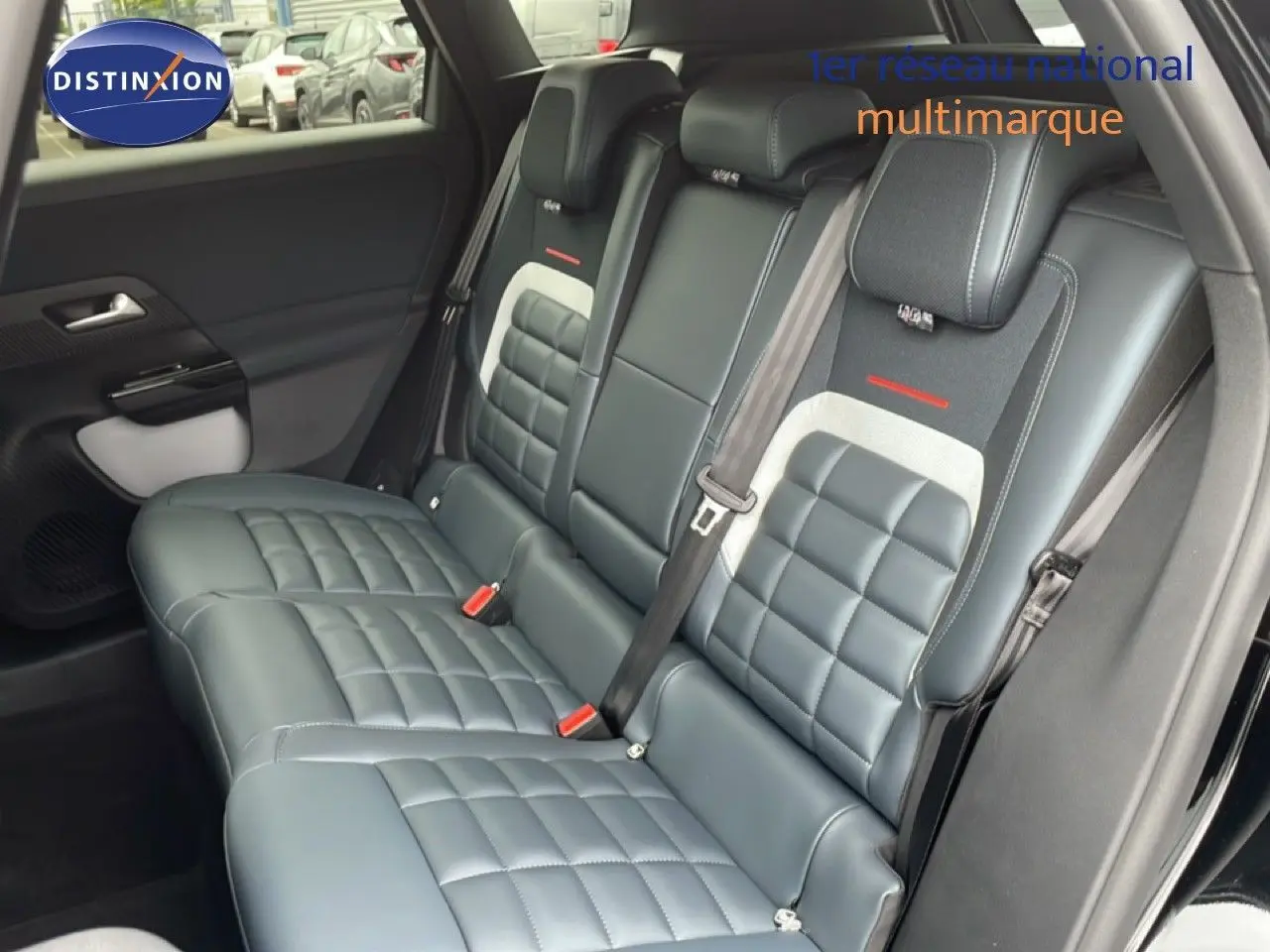 Vue intérieure côté droit des sièges arrière en cuir gris noir du Citroën C5 Aircross 2026 noir Perla Nera.