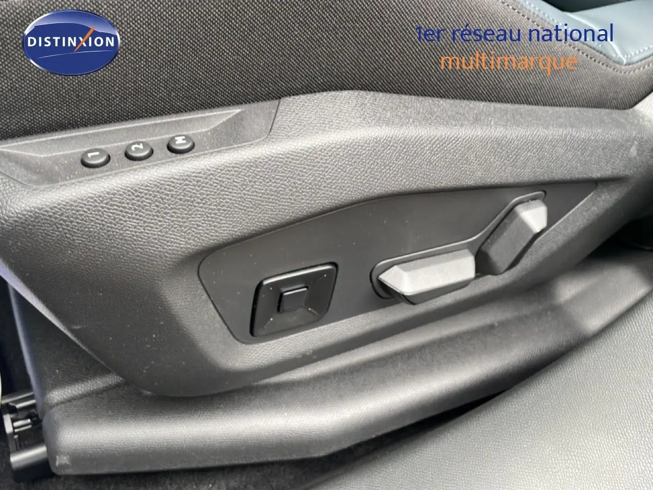 Détail des commandes de réglage électrique du siège conducteur dans un Citroën C5 Aircross noir Perla Nera.