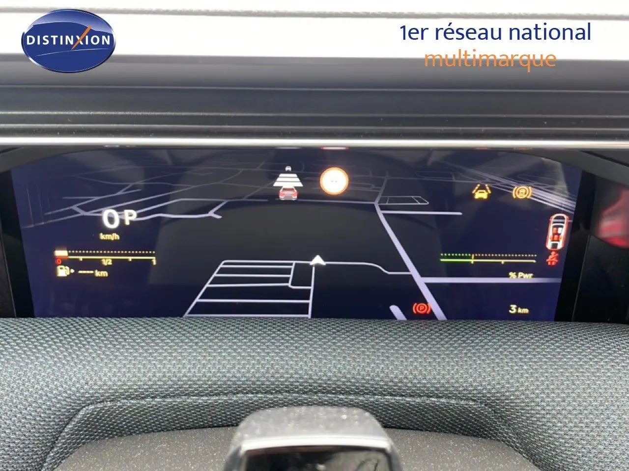 Vue rapprochée du tableau de bord numérique du Citroën C5 Aircross noir, affichant la navigation et les indicateurs de conduite.