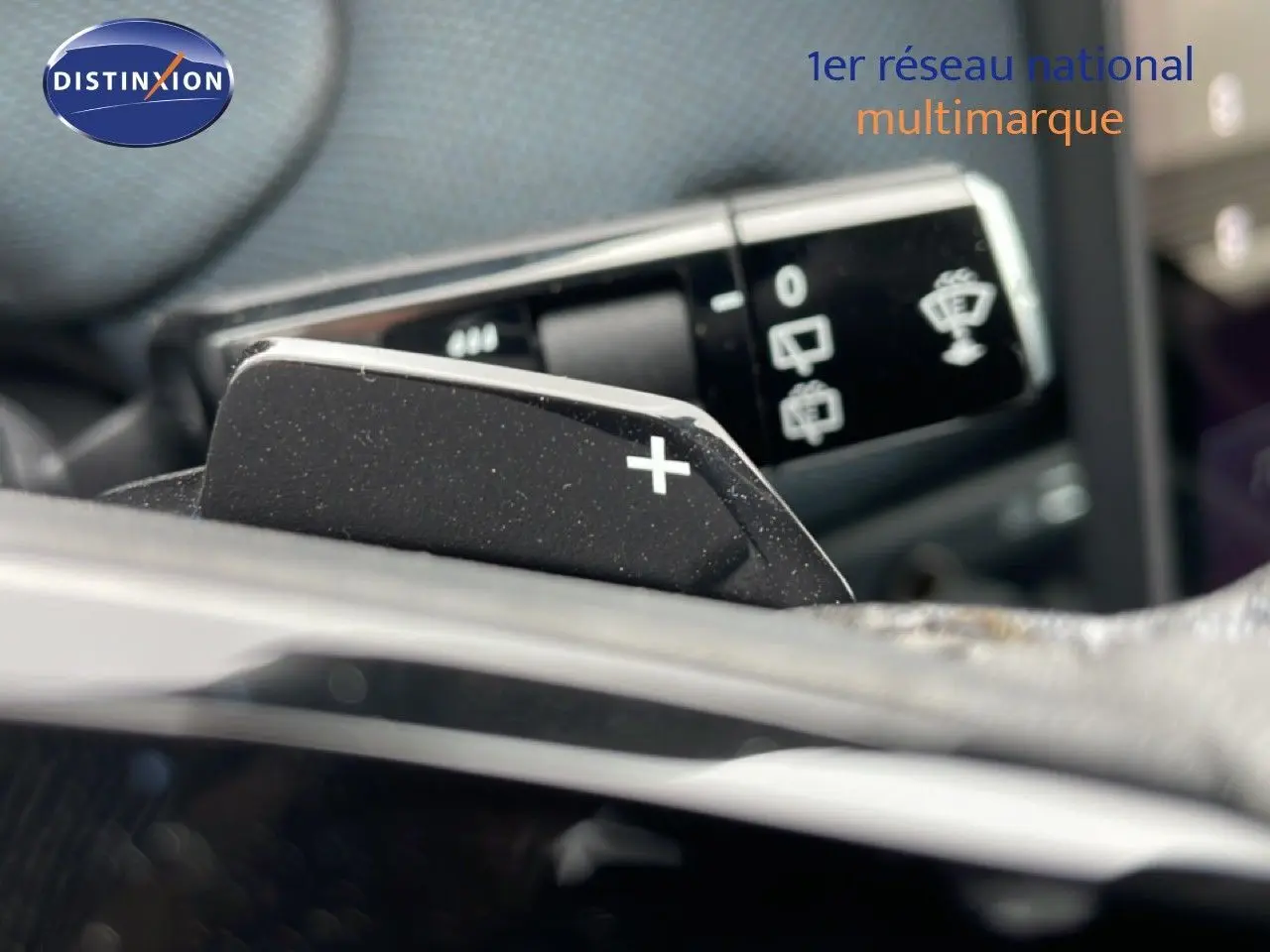 Gros plan sur la palette de changement de vitesse "+" du volant dans l'habitacle du Citroën C5 Aircross noir Perla Nera.
