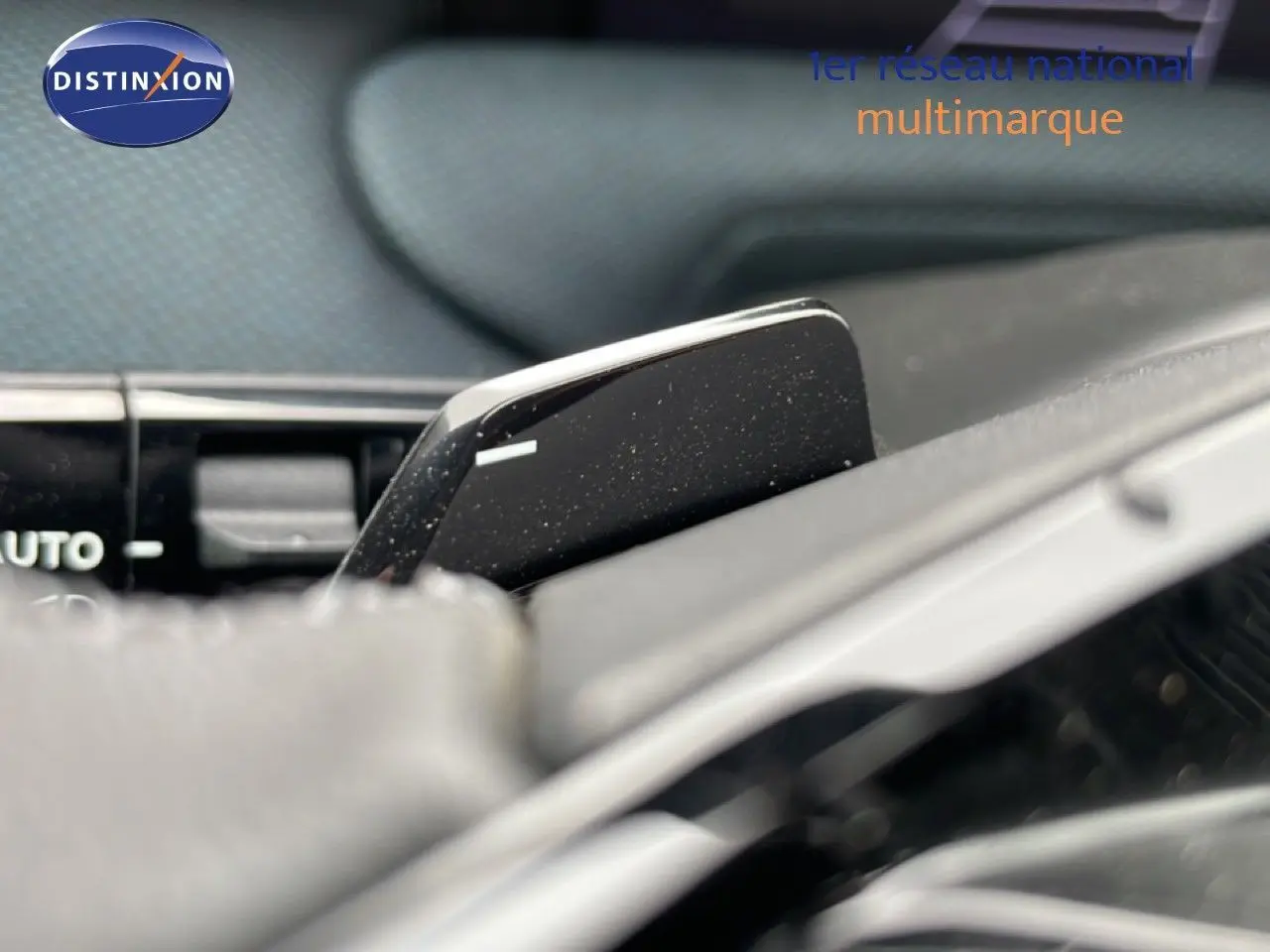 Gros plan sur la palette de changement de vitesses noire dans l'habitacle du Citroën C5 Aircross 2026.