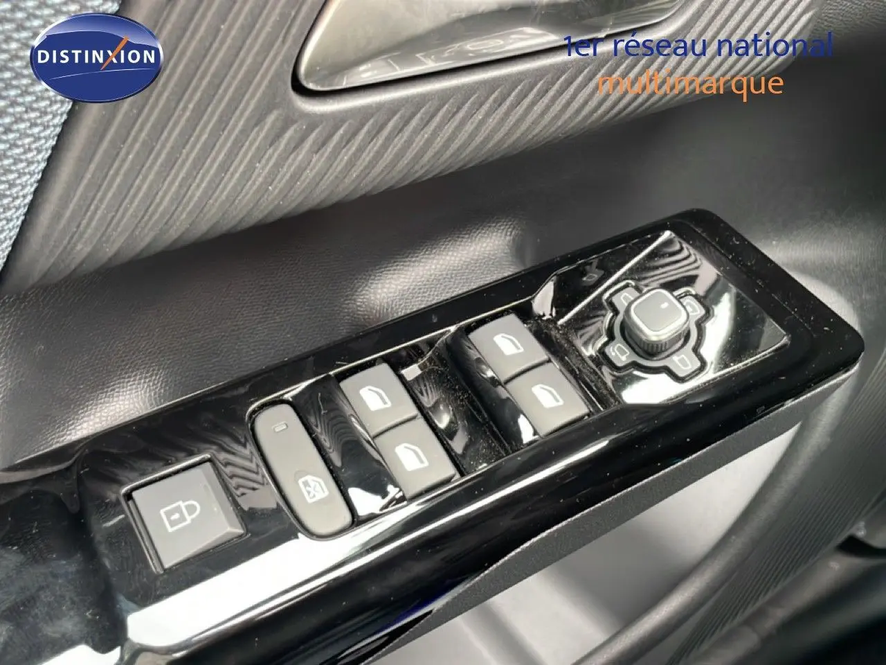 Gros plan sur les commandes de vitres et rétroviseurs côté conducteur du Citroën C5 Aircross noir Perla Nera 2026.