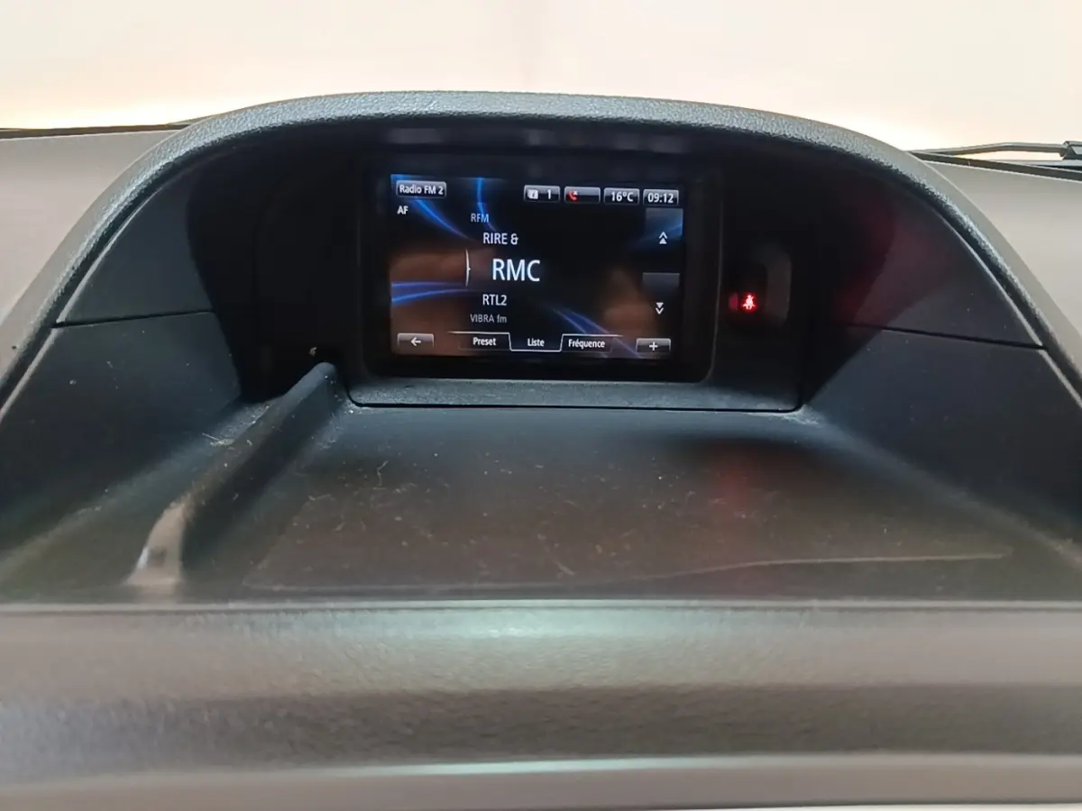 Écran tactile central affichant la radio RMC sur le tableau de bord noir du Renault Kangoo Extra R-Link 2020.