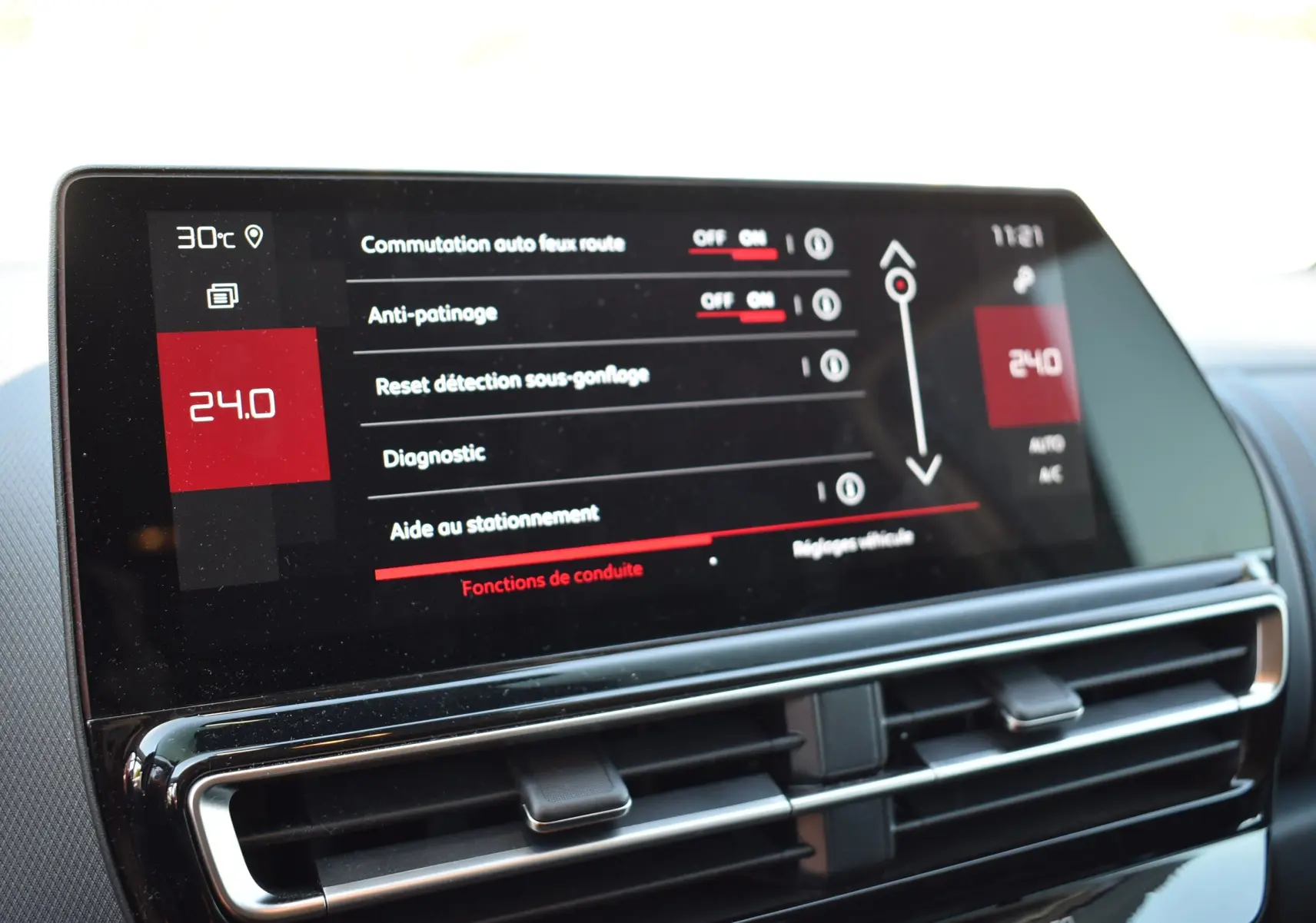 Écran tactile central du tableau de bord du Citroën C5 Aircross 2024 affichant les réglages d’aide à la conduite et climatisation.