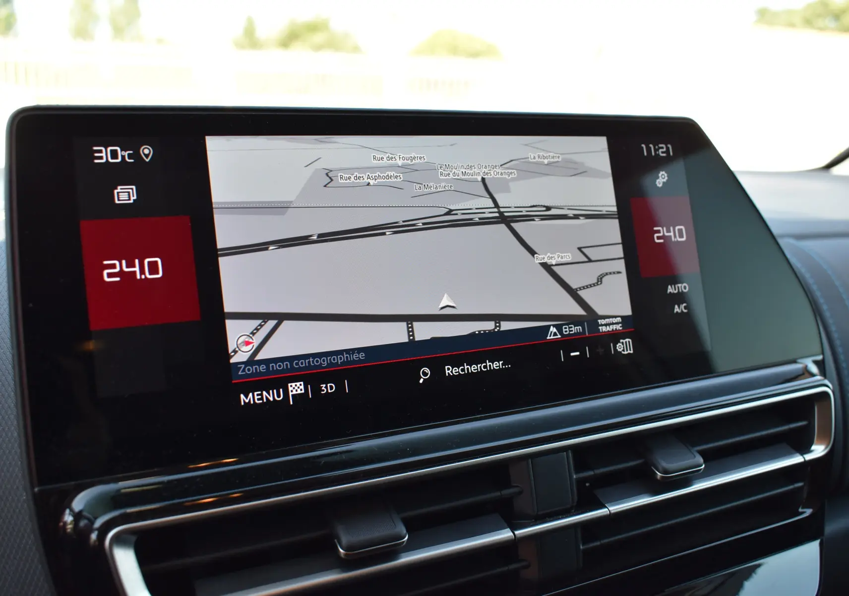 Écran tactile central du tableau de bord du Citroën C5 Aircross 2024 affichant la navigation et la climatisation à 24°C.