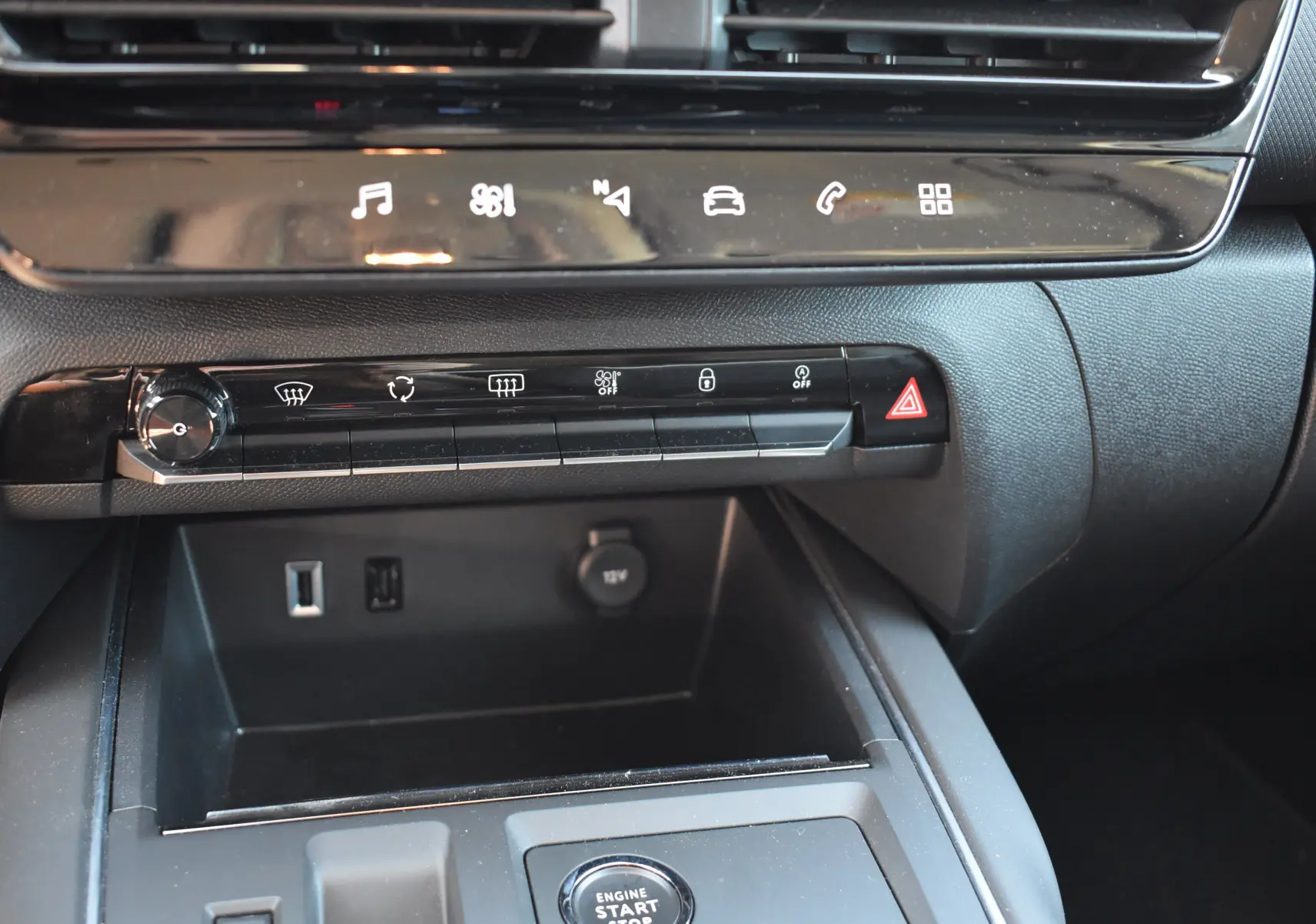 Vue rapprochée de la console centrale du Citroën C5 Aircross 2024, avec commandes tactiles et bouton start/stop.