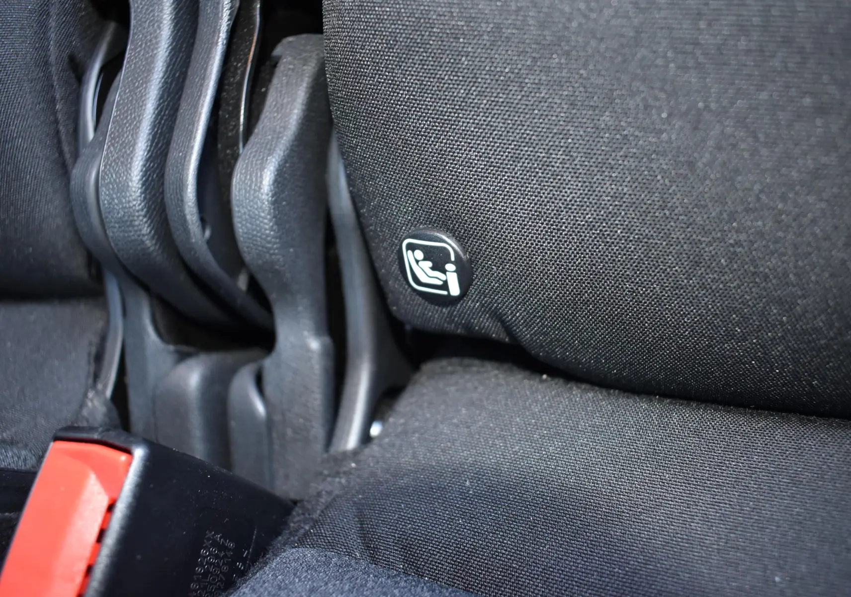 Gros plan sur le tissu noir du siège arrière droit du Citroën C5 Aircross avec étiquette ISOFIX visible.