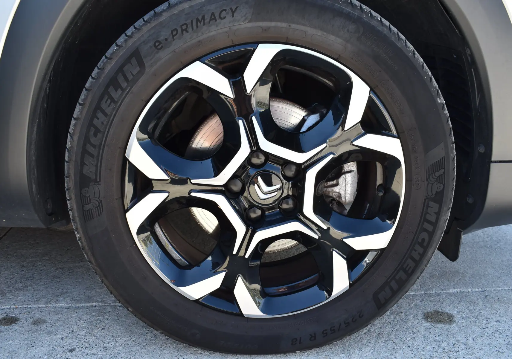 Gros plan sur la roue avant droite du Citroën C5 Aircross 2024, jante noire et argentée avec logo Citroën central.