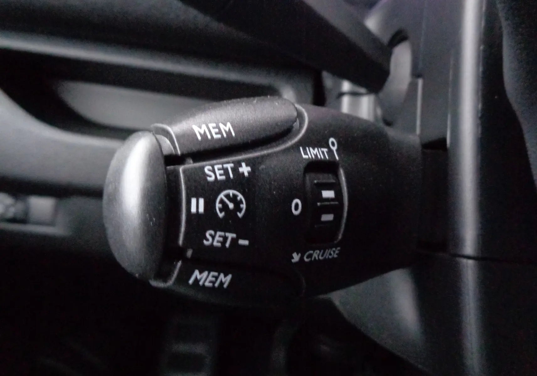 Gros plan sur la commande de régulateur de vitesse noire du Peugeot Expert Cabine Approfondie 2023, finition Confort Plus.