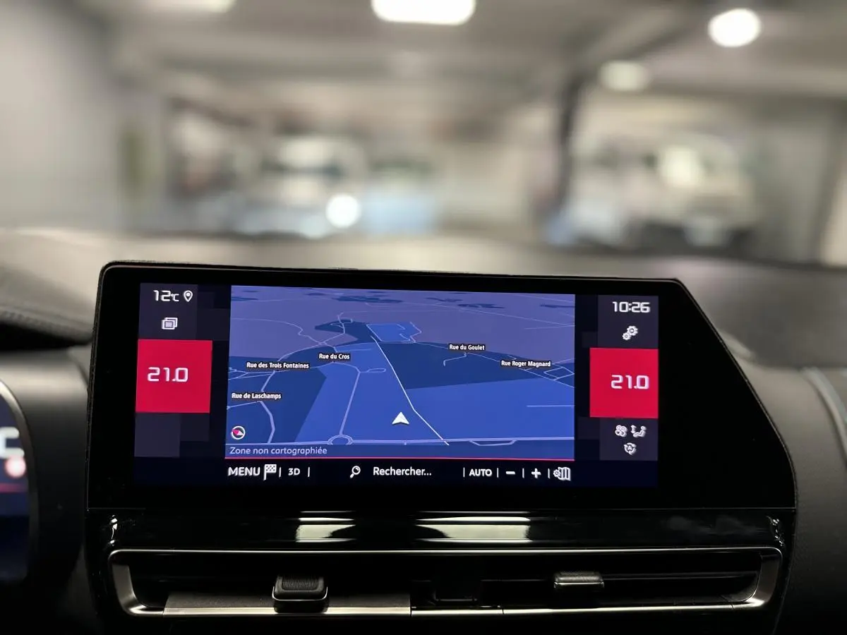 Écran tactile 10 pouces du tableau de bord du Citroën C5 Aircross noir, affichant la navigation et la climatisation à 21°C.