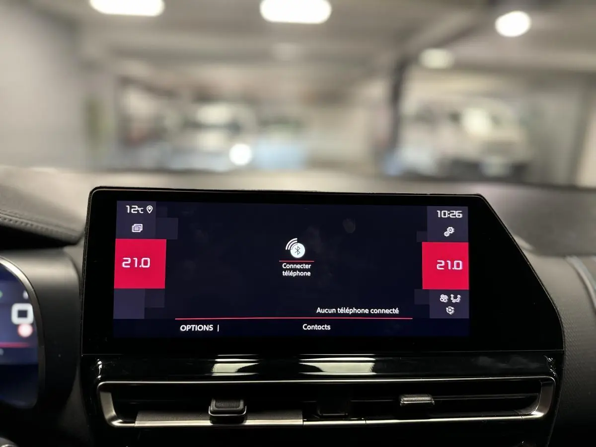 Écran tactile central du tableau de bord du Citroën C5 Aircross 2022, affichant la connectivité Bluetooth et la climatisation à 21°C.
