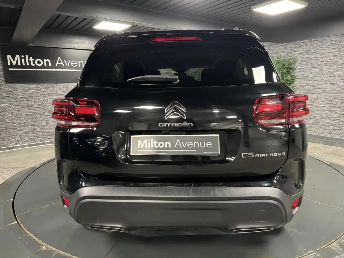 Vue arrière du Citroën C5 Aircross noir nacré avec feux arrière LED et double sortie d’échappement chromée.