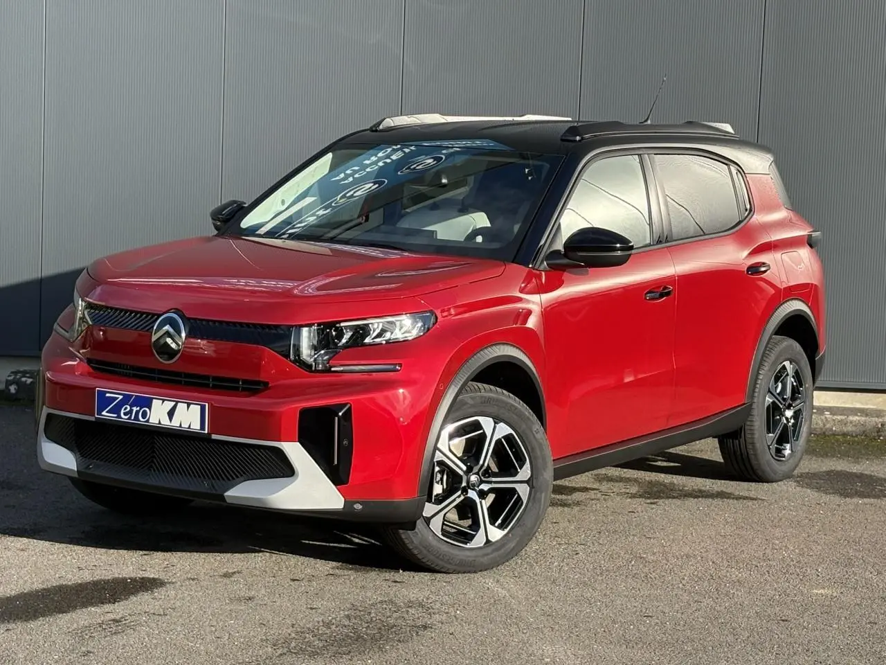 Citroën C3 Aircross Hybrid rouge Elixir vue 3/4 avant droit avec toit noir et jantes alliage 17 pouces.