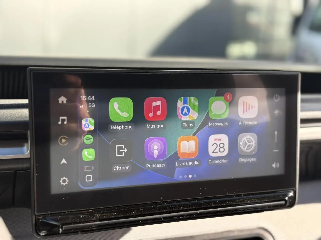 Écran tactile central du tableau de bord du Citroën C3 Aircross Hybrid rouge, affichant l'interface Apple CarPlay.