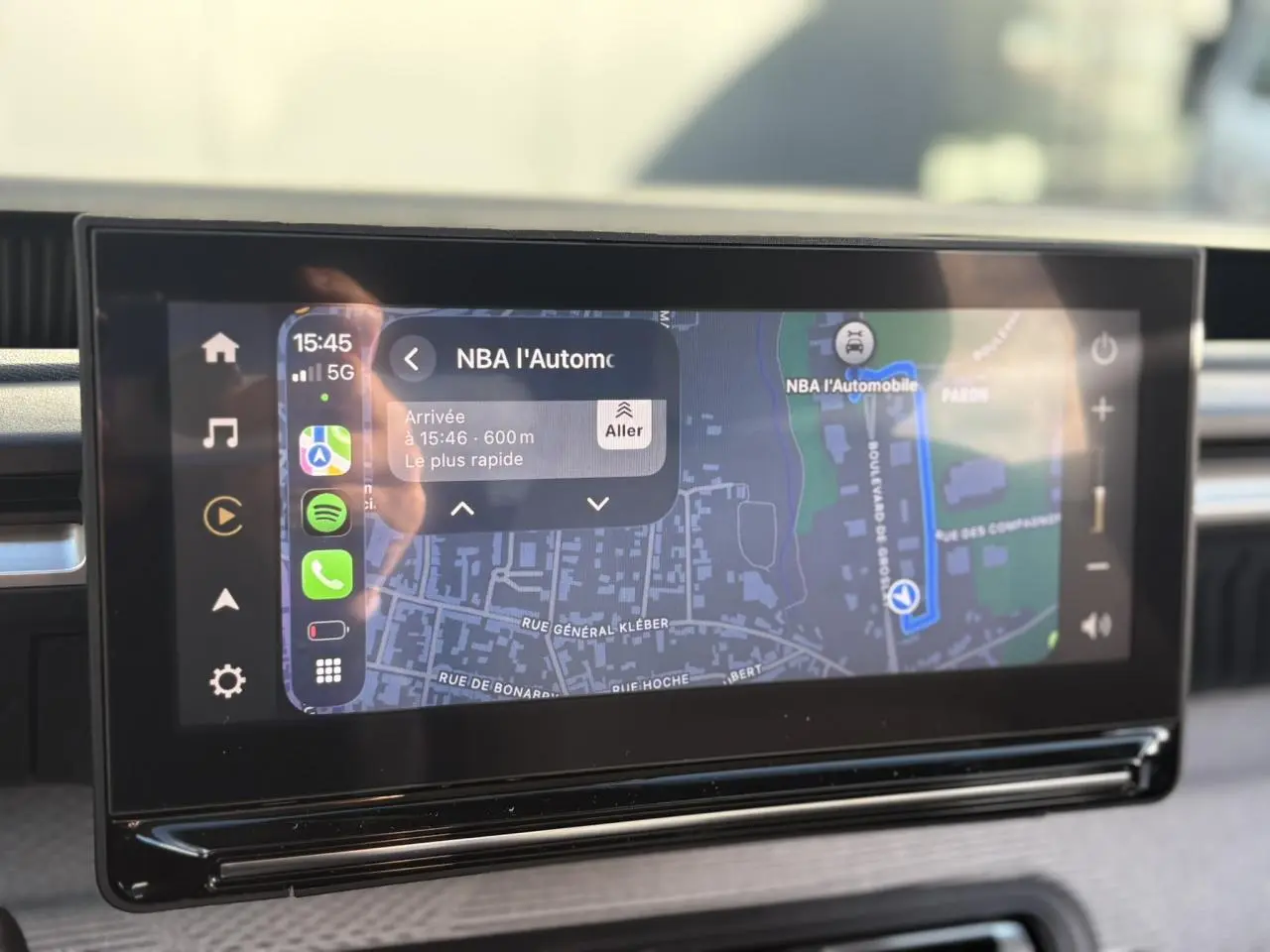 Écran tactile GPS 10,25'' du tableau de bord du Citroën C3 Aircross Hybrid 2025, ambiance gris clair.