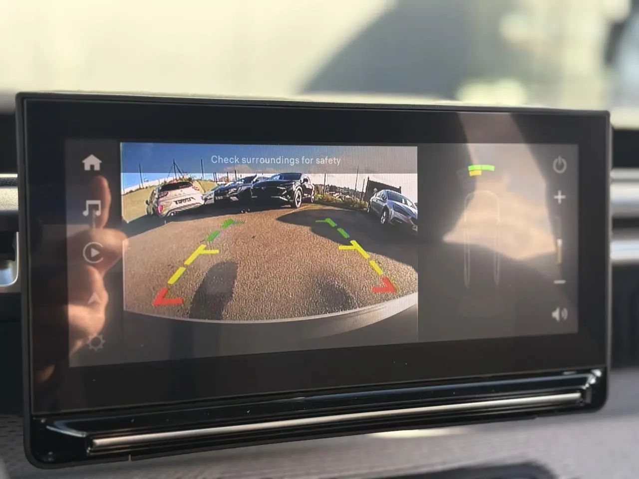 Écran tactile intérieur montrant la caméra de recul du Citroën C3 Aircross Hybrid rouge Elixir, vue arrière avec guidage coloré.