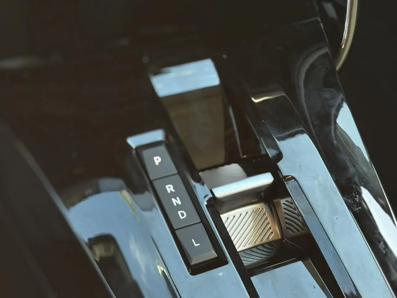 Gros plan sur la commande de boîte automatique noire brillante de la Citroën C3 Aircross Hybrid 145.