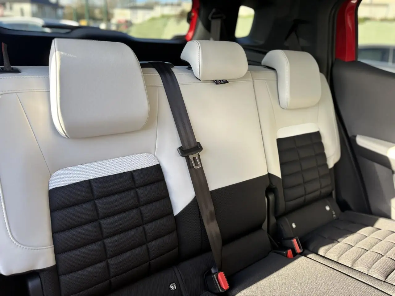 Vue rapprochée de la banquette arrière 2 places bicolore noire et blanche du Citroën C3 Aircross Hybrid 2025.
