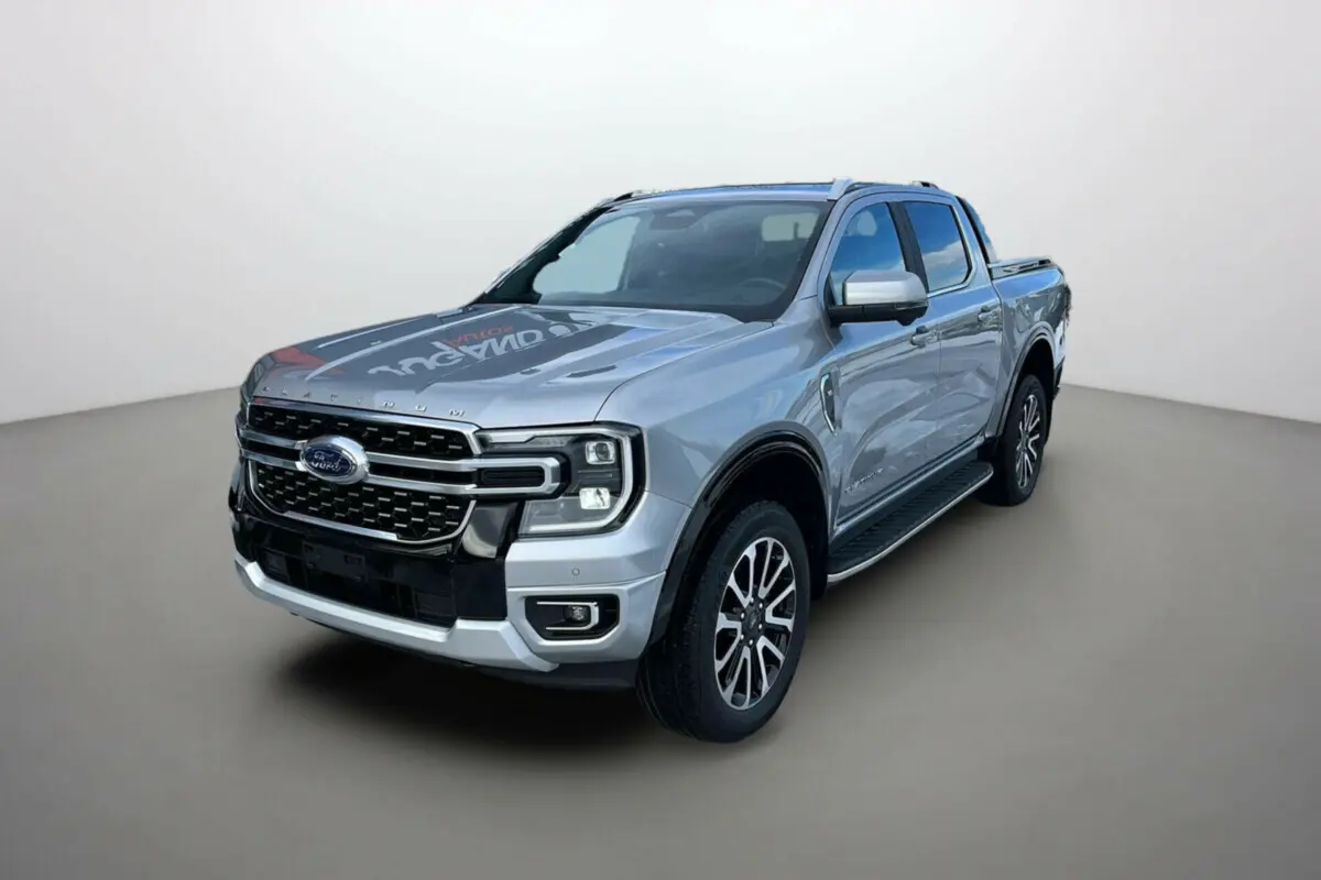 Ford Ranger 3.0 V6 gris iconic en 3/4 avant droit, avec calandre noire et jantes alu 20 pouces visibles.