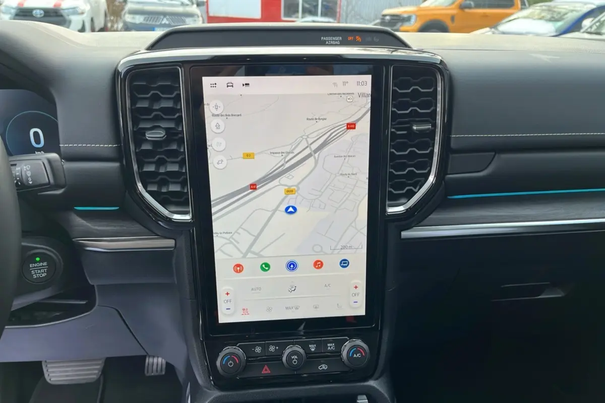 Vue intérieure du tableau de bord du Ford Ranger 2026 avec écran tactile vertical affichant la navigation.